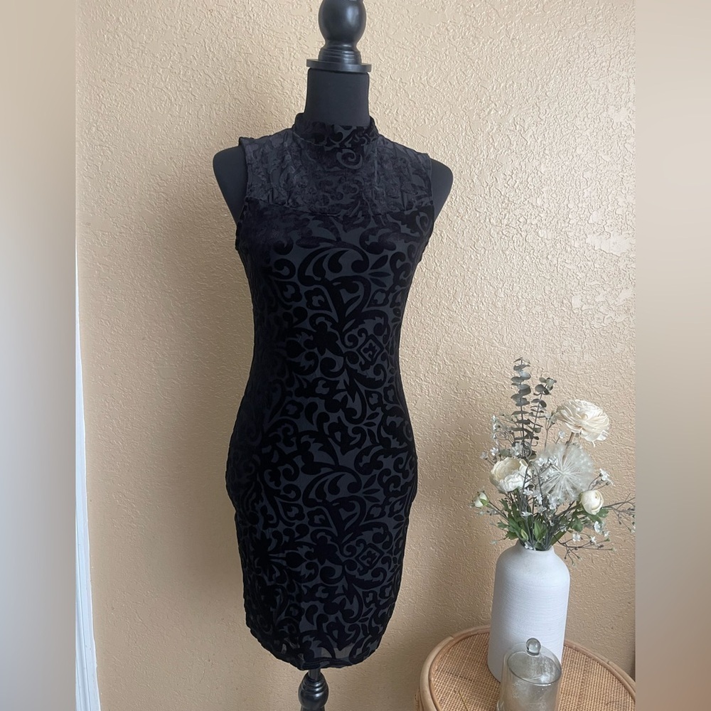 Aqua Black Patterned Midi Dress
Size M - Picture 2 of 9